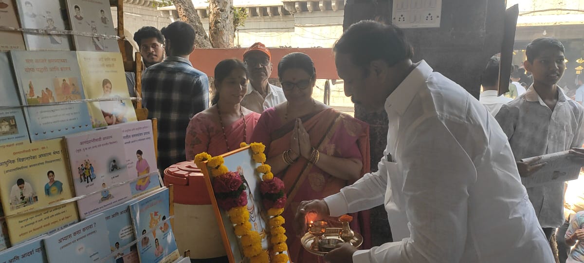 On the auspicious occasion of Maha Shivaratri, MLA of Solapur City North Assembly Constituency, Shri. Vijaykumar Deshmukh (<a href="/MLAvijaydeshmuk/">Vijay Deshmukh</a>), visited the Satvik Products Stall organized by Sanatan Sanstha at the Mallikarjun Temple, Solapur. 

Marking the sacred celebration, he