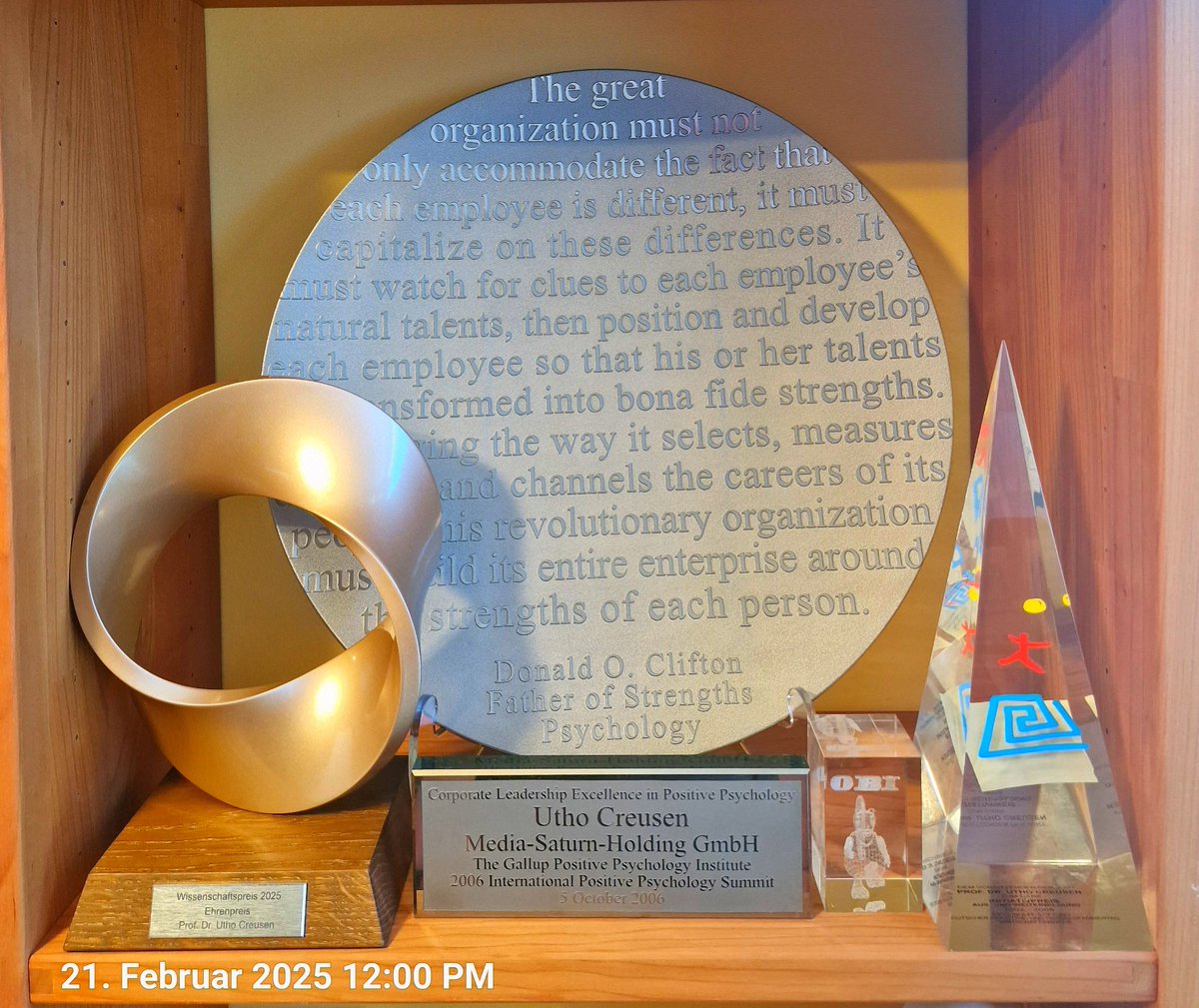 Der Ehren-Wissenschaftspreis, den ich vor einer Woche erhielt für den langjährigen Vorsitz der Jury des Wissenschaftspreises des EHI und des GS1(links), ist angekommen in meinem Trophäenregal und steht jetzt neben dem Ehrenpreis des DIHK (rechts).