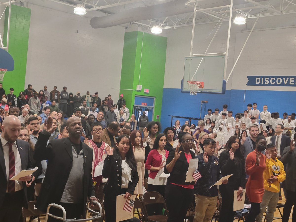 What an honor to witness over 60 new American citizens receive their Naturalization Certificate during the 1st ceremony at <a href="/NewcomerAcademy/">Newcomer Academy</a> 
🎉🇺🇲🎉