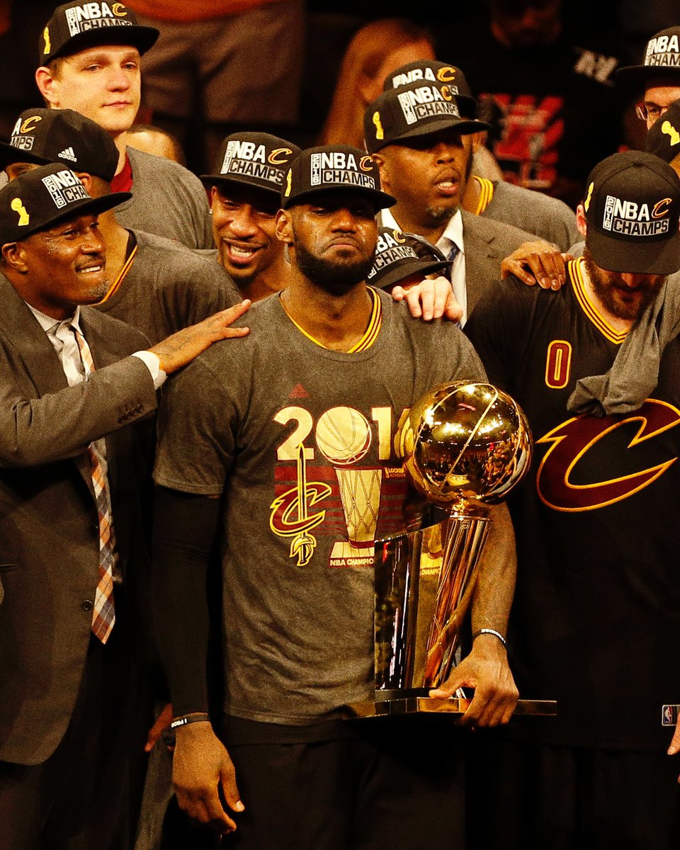 BleacherReport's tweet image. Sports in 2016 🍿

🏀73-9 Dubs
🏀Kobe drops 60 in last game
🏀Bron's CLE 🏆
🏀UConn W fourpeats
🏀Kris Jenkins shot
🏀Candace Parker won first championship 
🏈MVP Cam
🏈Peyton retires w/SB
🏈Alabama title
🏈Lamar Heisman
⚾Cubs WS (108yrs)
🥇Phelps 23rd gold
🥇Bolt triple triple…