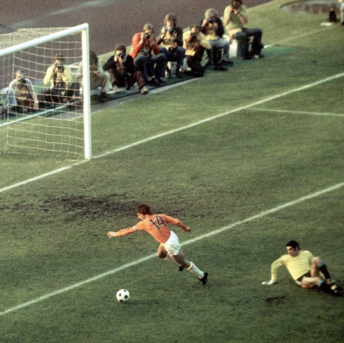 🗣️ “Technique is not being able to juggle a ball 1000 times. Anyone can do that by practicing. Then go and work in the circus. Technique is passing the ball with one touch, with the right speed, at the right time, to the correct foot of your team mate.”

RIP Johan Cruyff. 🇳🇱🕊️