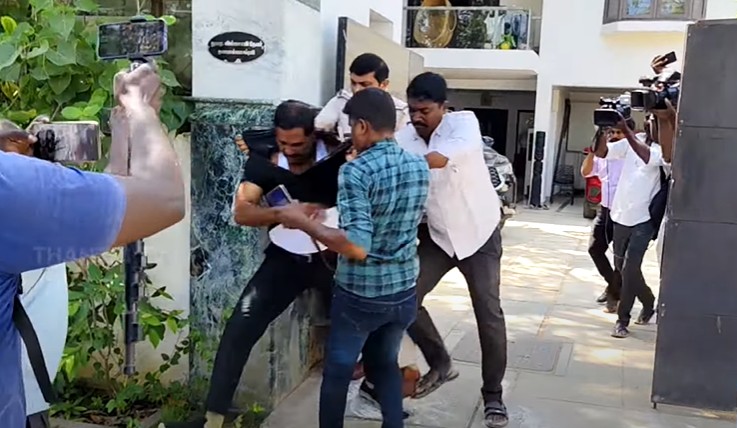 GokulThoughts's tweet image. @NaamTamilarOrg கட்சி சீமான் அவர்களின் வீட்டில் நடந்த காவல்துறையின் அராஜகத்தை தற்போதுவரை கண்டிக்காத தவெக 😯
வெட்கக்கேடு ப்ரோ🤦
#TVKVijay #TVKForTN #SeemanCase #Seeman #சீமான் #TVKMaanadu