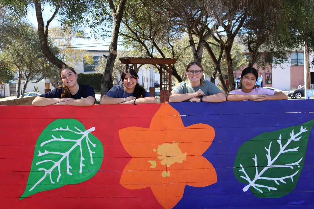 Murals complete! Thanks to everyone who joined us for this three day project. Mural design by @melgo___ 

@ivcsd @ucsbecp @saintmikesucsb