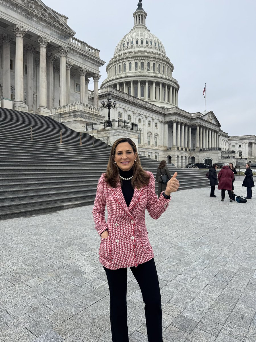 MaElviraSalazar's tweet photo. Los días son largos y muy ocupados en Washington, pero cuando la semana termina con resultados como la suspensión de la licencia de Chevron en Venezuela, ¡vale la pena luchar por ustedes!

Este es el trabajo más difícil, pero la mayor bendición. ¡Gracias por confiar en mí! https://t.co/mvsztRjlrE
