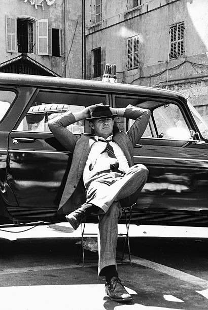 YannRobichon's tweet image. Gene Hackman durant une pause sur le tournage de French Connection, à Marseille... adossé sur un break Peugeot 404 du film !...