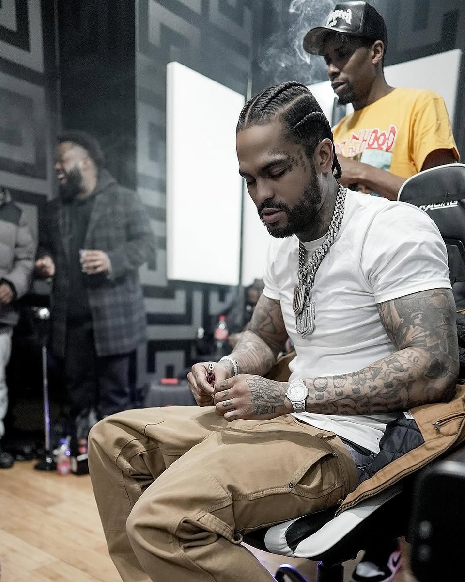 DaveEast's tweet photo. Heavy Is The Head That Wears The Crown That Shit True!!!🏁 https://t.co/SiO1HnMwsq