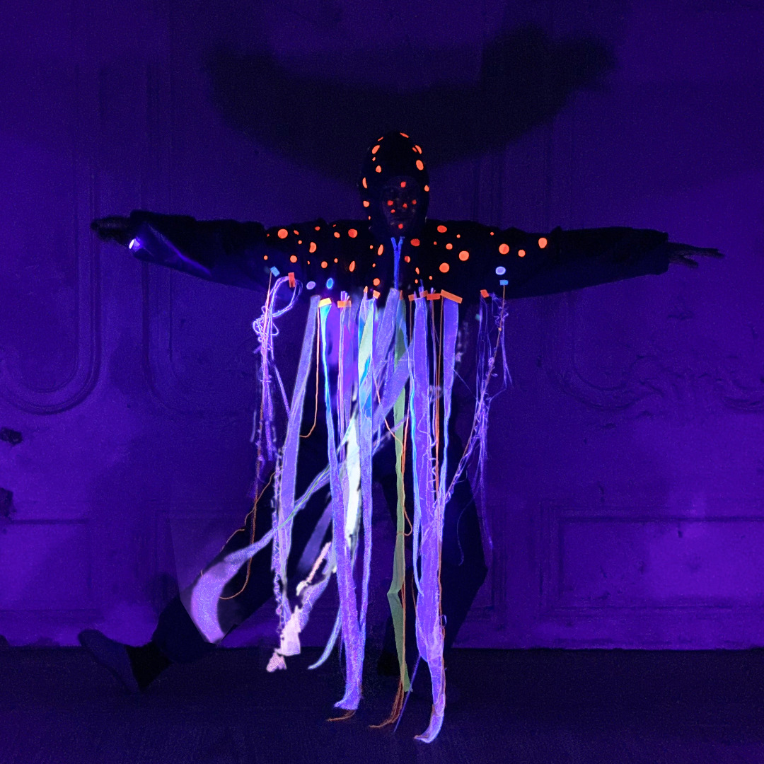 #BiennaleCarnevale2025 A workshop where you can turn into a fluorescent sea creature, an activity on the role of languages or perhaps an ENCHANTED YOGA session? Have you already planned your weekend at the #KidsCarnival? On March 1 and 2 join us at Ca' Giustinian to play and