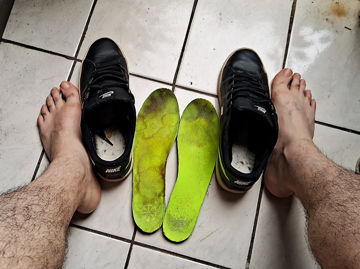 Sem meias, hoje!
Sockless today!
👣👟🔥🐽
#dirtysneaker #stinkysneaker #sweatysneaker #smellysneaker #sniffmysneaker #sneakerfetish #nikefetish #sneakercum #chule #chuledemacho #chulezao