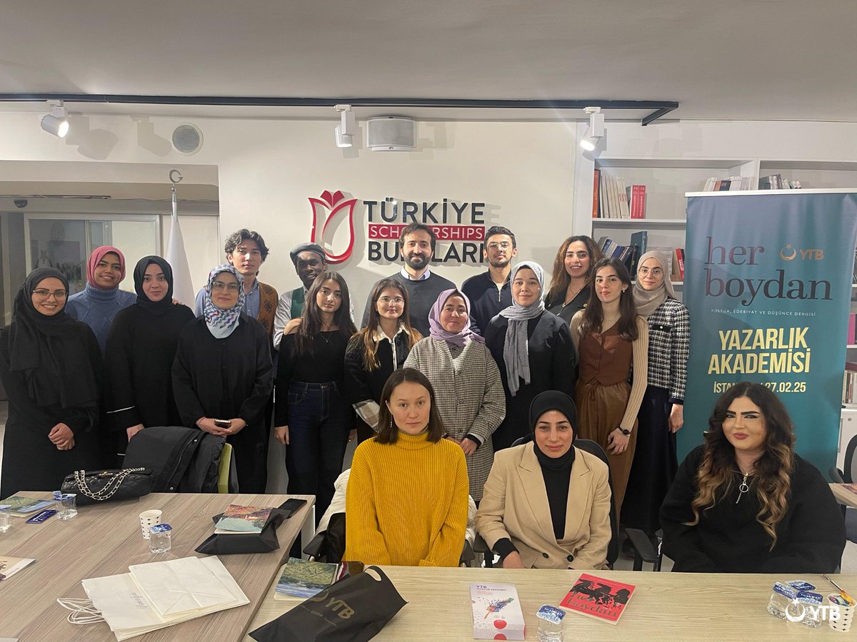 yurtdisiturkler's tweet photo. Her Boydan Yazarlık Akademisi, "Akademik Kaygıların Ortasında Bir Yazar Olmanın Gerekliliği/Kurtarıcılığı" oturumuyla başladı.

Öykücü Emine Batar'ın "Hayatın İçindeki Öyküleri Yakalamak ve Onları Yazabilmek" başlıklı dersiyle devam etti. 

Akademi, Dr. Celal Fedai'nin "Düşünme Şekli Olarak Deneme Yazmak ve Şiirle Düşünceyi Beslemek" başlıklı dersiyle sona erdi.