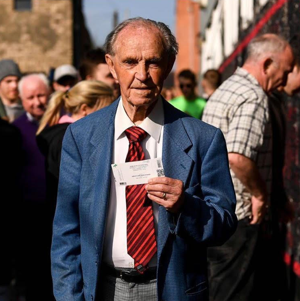 bfcdublin's tweet photo. Everyone at Bohemian FC is saddened to learn of the passing of life-long member Joe Lonergan and we send our deepest sympathies to his family and many friends.

Joe became a member in the 1950s and held on to many of his membership cards through the decades. ❤️🖤

Funeral details and online book of condolences: https://t.co/CiDszIreAy