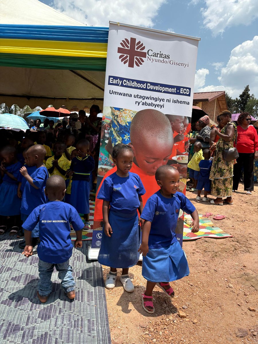 CaritasNyundo's tweet photo. Uyu munsi kandi witabiriwe n'Umuyobozi Mukuru wa NCDA. @Rwanda_Child Madamu INGABIRE Assumpta ndetse nabandi  bafatanyabikorwa batandukanye ndetse hanatazwe ibitabo by'urugo mbonezamikurire #ECDBook nibindi bikoresho byibanze bizafasha gutanga serivise neza 
#ECD
#childprotection https://t.co/PHykUPIiS9