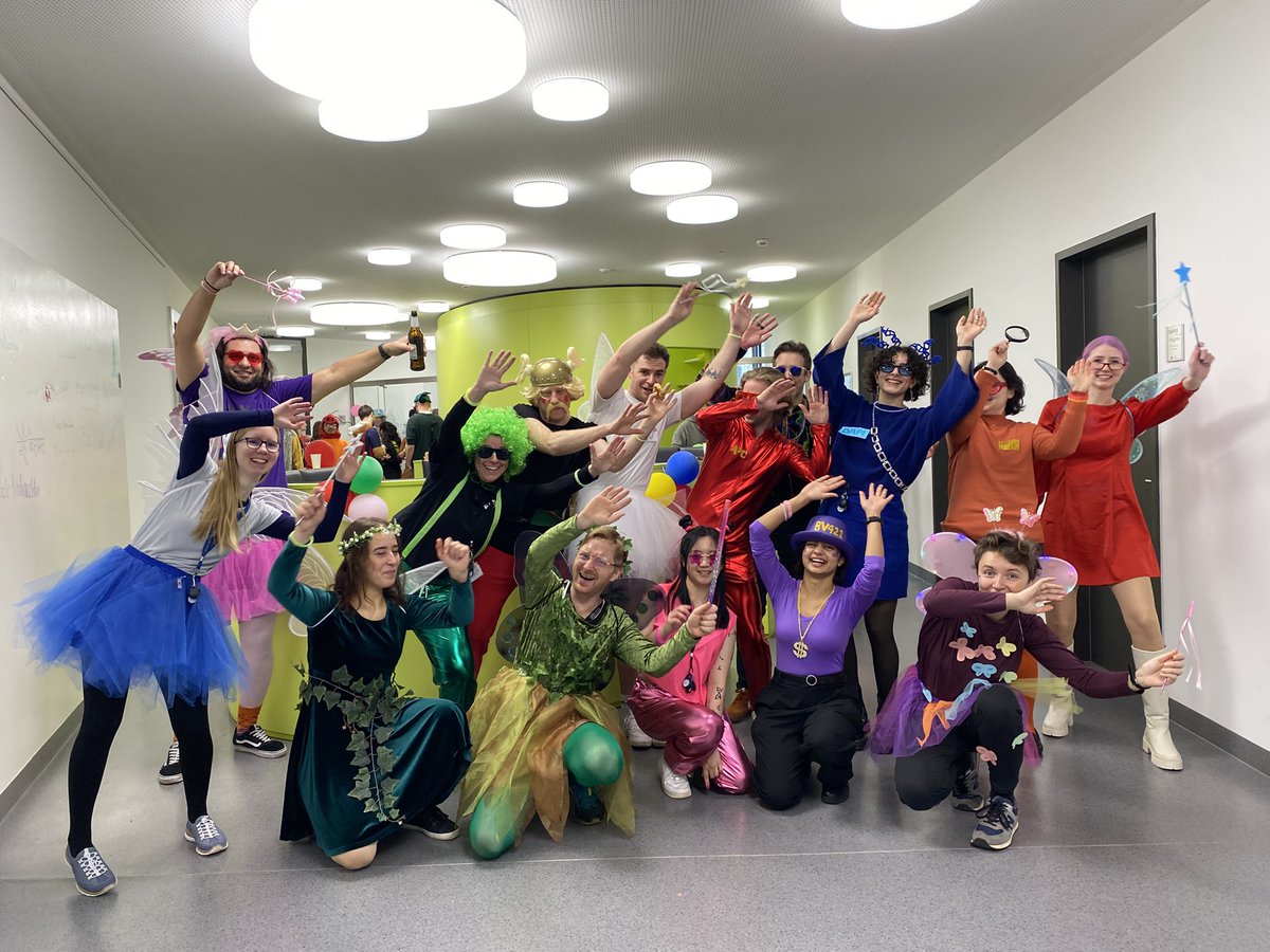 surace_laura's tweet image. I already feel very lucky that science is my job… I feel even better when I think about the amazing people that I get to see everyday !
Ladies and gentleman…..The fairies 🧚🏻 from @LabWilhelm and the fluorochromes (+ bad comp) from our lab !