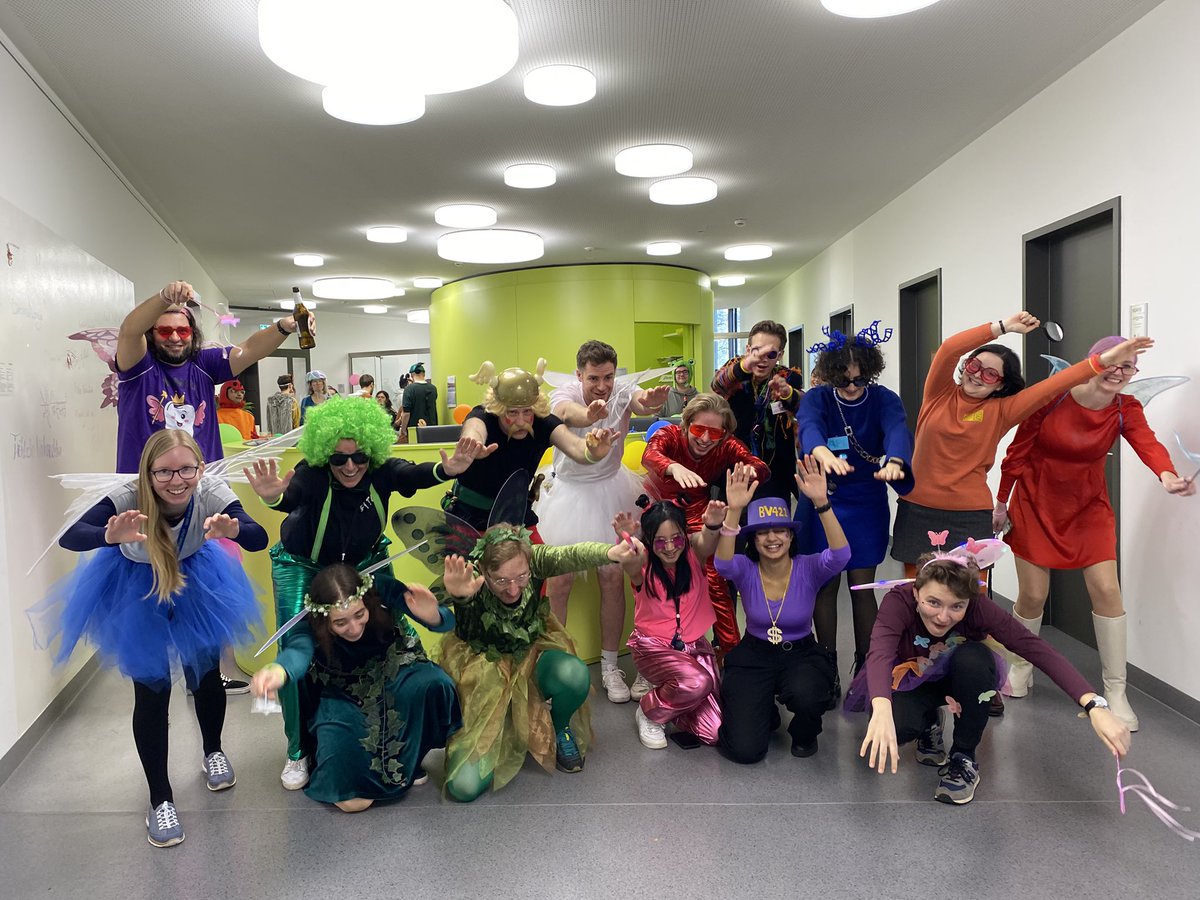 surace_laura's tweet image. I already feel very lucky that science is my job… I feel even better when I think about the amazing people that I get to see everyday !
Ladies and gentleman…..The fairies 🧚🏻 from @LabWilhelm and the fluorochromes (+ bad comp) from our lab !