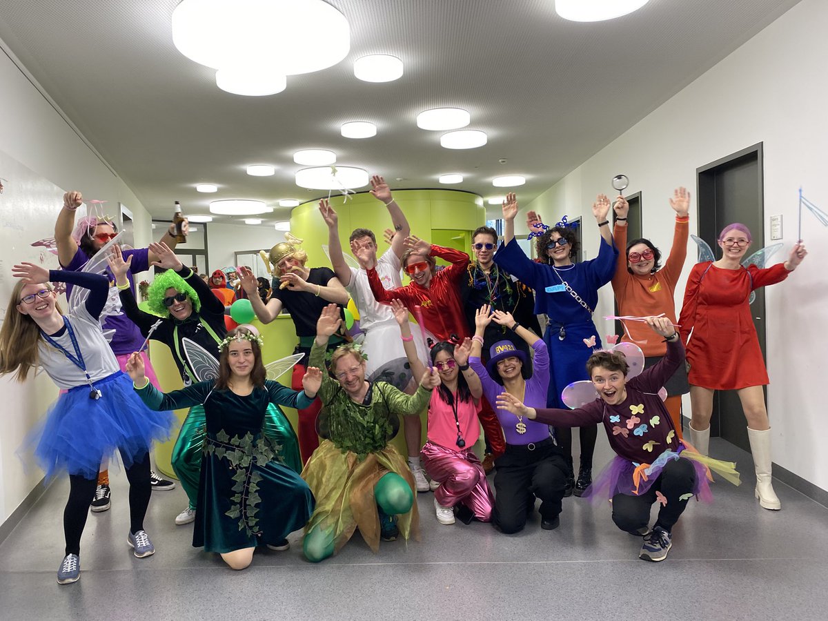 surace_laura's tweet image. I already feel very lucky that science is my job… I feel even better when I think about the amazing people that I get to see everyday !
Ladies and gentleman…..The fairies 🧚🏻 from @LabWilhelm and the fluorochromes (+ bad comp) from our lab !