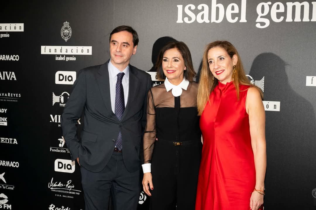 Un placer arropar a la <a href="/FundIsabelGemio/">Fundación Isabel Gemio</a>, que trabaja para acelerar la investigación en enfermedades minoritarias, en la reciente celebración de su cena XVII aniversario. 

En la imagen, junto a la anfitriona, David Ardura y Nuria Alonso, en representación de <a href="/FundacionCepa/">Fundación CEPA</a>.