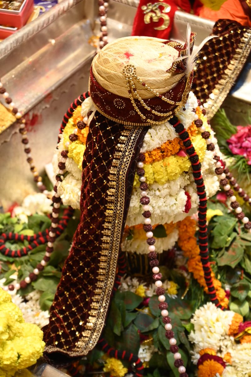 TraditionalVar1's tweet image. 11 लाख से अधिक भक्तों ने #विश्वनाथ धाम में मत्था टेका। निरीक्षण हेतु कमिश्नर सर स्वयं रहे , दूसरी तरफ  हेलीकॉप्टर से पुष्प वर्षा की गई। हजारों की संख्या में नागा साधु गदा एवं तलवार लहराते हुए शिव बारात मे शमिल हुए. 
Many thanks @myogiadityanath @narendramodi @varanasipolice