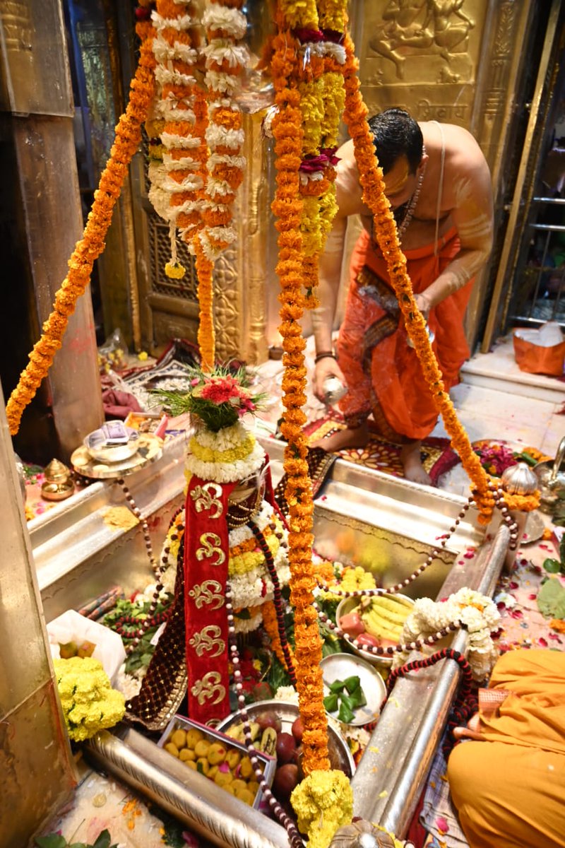 TraditionalVar1's tweet image. 11 लाख से अधिक भक्तों ने #विश्वनाथ धाम में मत्था टेका। निरीक्षण हेतु कमिश्नर सर स्वयं रहे , दूसरी तरफ  हेलीकॉप्टर से पुष्प वर्षा की गई। हजारों की संख्या में नागा साधु गदा एवं तलवार लहराते हुए शिव बारात मे शमिल हुए. 
Many thanks @myogiadityanath @narendramodi @varanasipolice