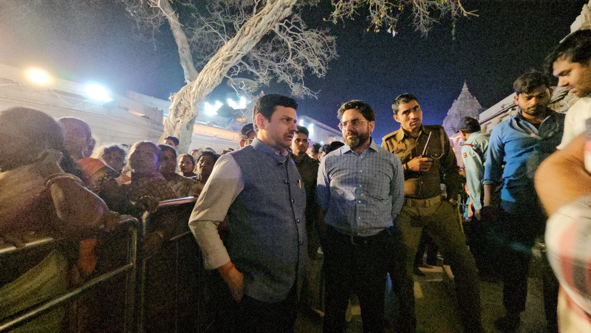 TraditionalVar1's tweet image. 11 लाख से अधिक भक्तों ने #विश्वनाथ धाम में मत्था टेका। निरीक्षण हेतु कमिश्नर सर स्वयं रहे , दूसरी तरफ  हेलीकॉप्टर से पुष्प वर्षा की गई। हजारों की संख्या में नागा साधु गदा एवं तलवार लहराते हुए शिव बारात मे शमिल हुए. 
Many thanks @myogiadityanath @narendramodi @varanasipolice