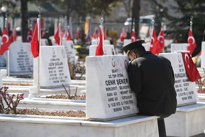 AralHadi's tweet photo. Boynum büküldü, Şehidin beli kırıldı.
“Hani intikam” diye gırtlağıma sarıldı.
Bizce gidilmezdi lanet olsun varıldı,
Apo denen piçin sözü para edermiş.

- Ali Oktay https://t.co/eJPurgpyyP