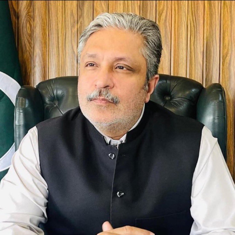 ہمارے شہر میں سایوں کا احترام کہاں
شجر گھنا ہو تو شاخوں کو کاٹ دیتے ہیں۔