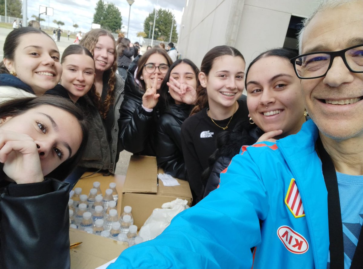 El AMPA del instituto colabora como cada año con la operación bocata en favor de Manos Unidas. 500 bocadillos de solidaridad, amistad y compromiso con los más necesitados.