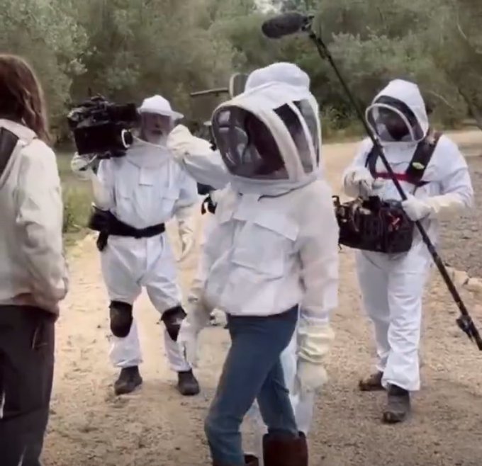 WeeBee333's tweet photo. I am an experienced beekeeper of 15 years. My bee suit started out white it is now BROWN.
Pollen, propolis. Burr comb, and honey turns your suit Brown.
Meghan Markle has NEVER touched a bee hive in her miserable life.
She is a LIAR and a FRAUD. https://t.co/1TqXE8ZXtk