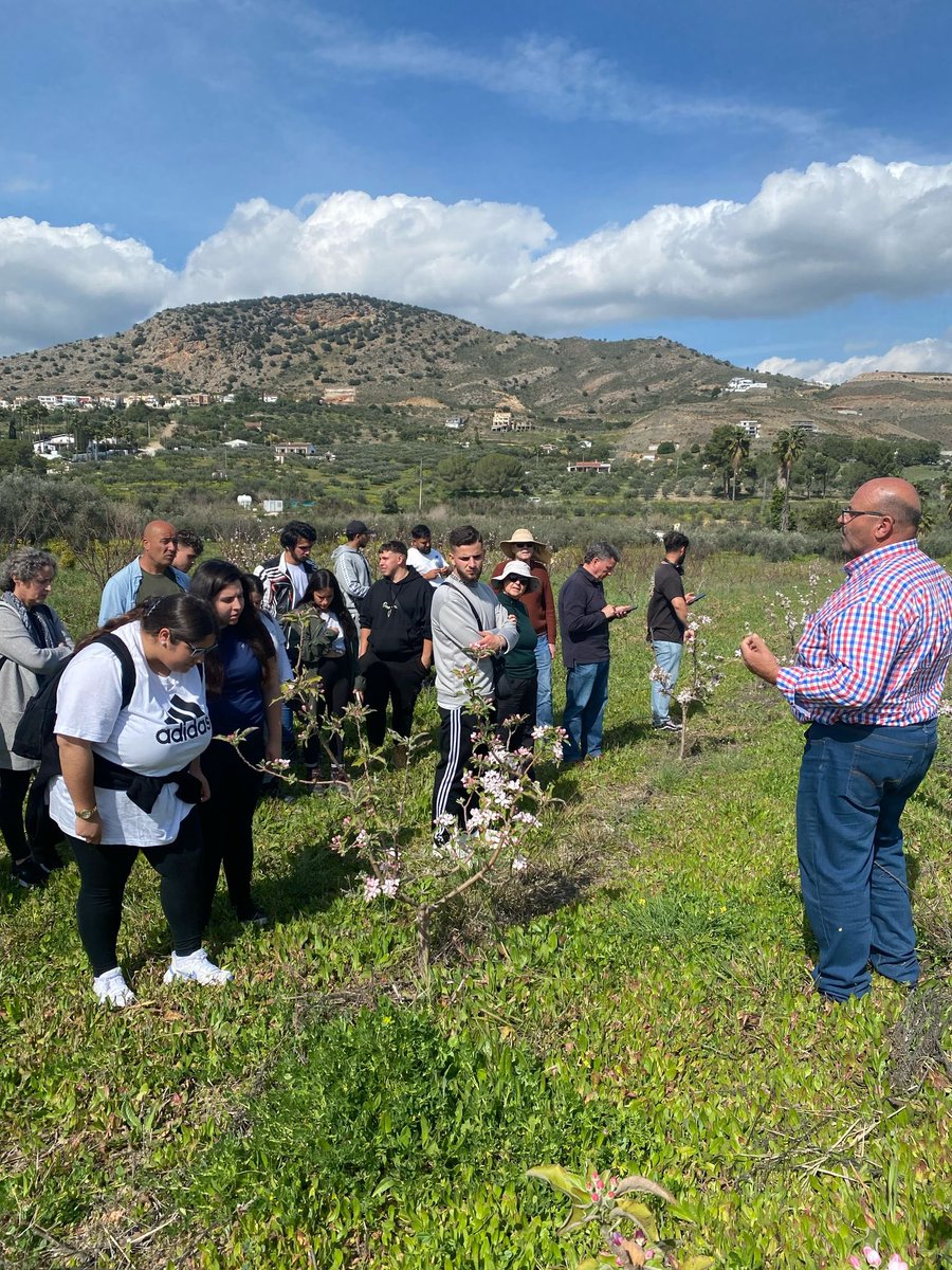 GDRSierraNieves's tweet photo. 🥬🌿 Hoy 2* Jornada de puertas abiertas en explotaciones agrarias: “Los alimentos de tu Comarca”, con Paco Florido en Casarabonela, Carmen y José Carlos en Coín/Alhaurín. 
🙏 Gracias @InfoUMA y a todas las personas que habéis participado. 
#CreandoBiodistrito 
#Biodistrito https://t.co/1UKkqRBRIZ