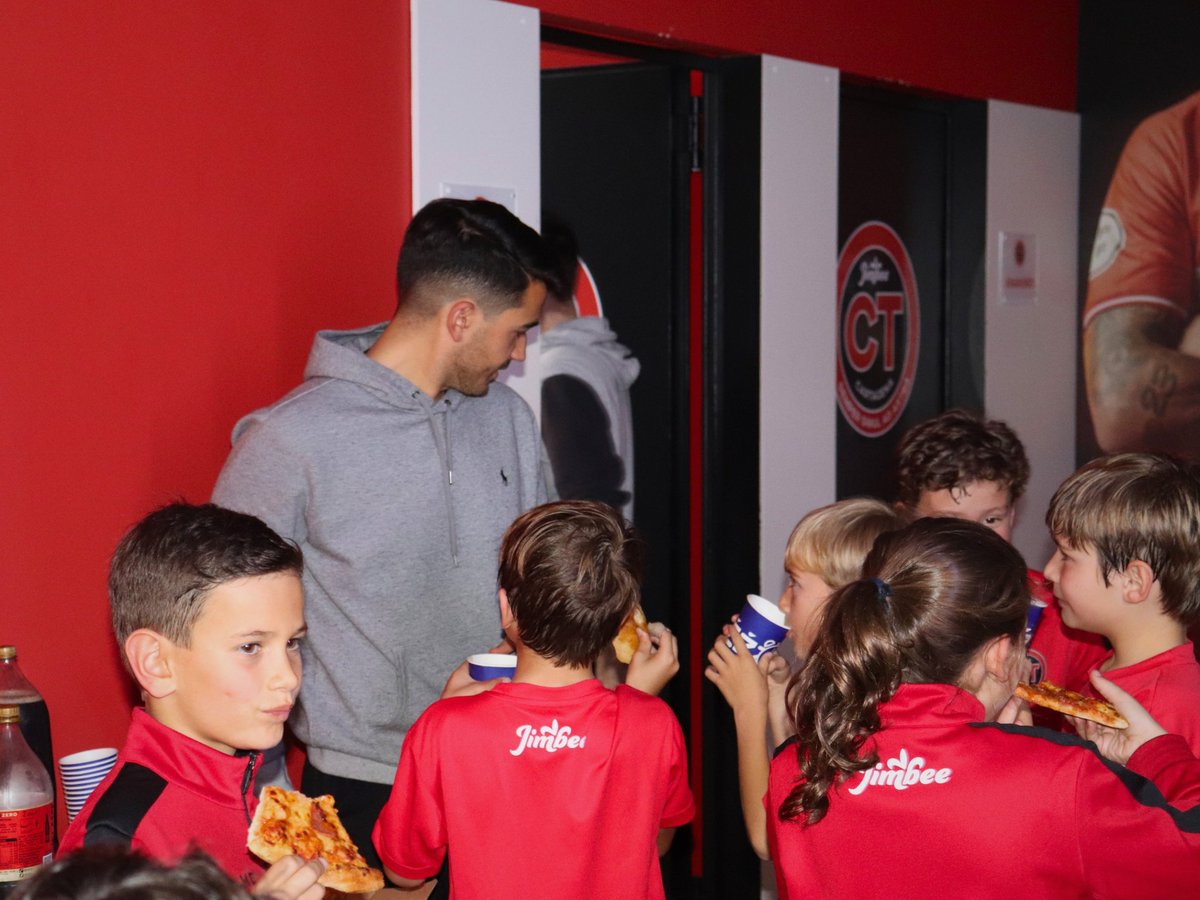 CanteraJimbee (@canterajimbee) on Twitter photo 🤩👏🏼 El Benjamín B ha recibido hoy la visita de su padrino <a href="/chispiguillamon/">Chispi Guillamon⚽️⚽️⚽️</a> y disfrutado de una merienda de convivencia
Y con una deliciosas pizzas de <a href="/DominosPizza_ES/">Domino's Pizza España</a> 😋🍕
😍🍈🫂 ¡Qué bonitos estos momentos de la familia melonera!
#CanteraJimbee 🤩👏🏼 El Benjamín B ha recibido hoy la visita de su padrino <a href="/chispiguillamon/">Chispi Guillamon⚽️⚽️⚽️</a> y disfrutado de una merienda de convivencia
Y con una deliciosas pizzas de <a href="/DominosPizza_ES/">Domino's Pizza España</a> 😋🍕
😍🍈🫂 ¡Qué bonitos estos momentos de la familia melonera!
#CanteraJimbee