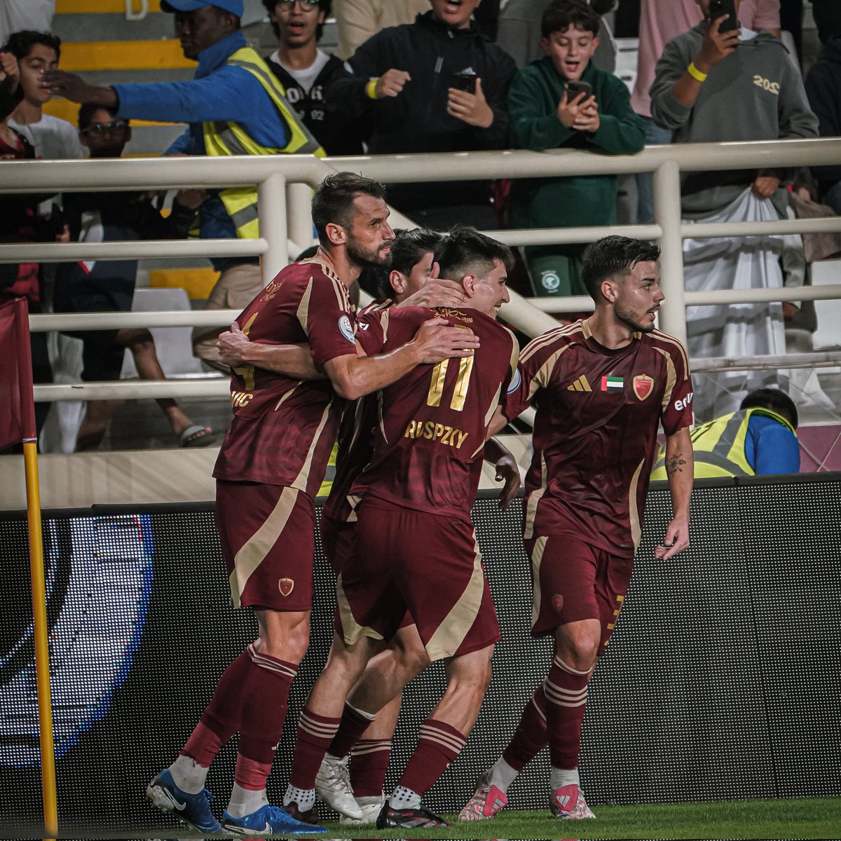 AlWahdaFCC's tweet photo. التفوق العنابي يحسم "كلاسيكو الإمارات" 

حسم التفوق العنابي مواجهة "كلاسيكو الإمارات" والتي جمعت الوحدة (2) وضيفه العين (1)، ضمن منافسات الجولة الثامنة عشر من دوري أدنوك للمحترفين.

وافتتح العين التسجيل مبكّرًا عن طريق لاعبه عبدالكريم تراوري عند الدقيقة "26"، قبل أن يتلقّى ضربة موجعة بطرد مدافعه فابيو كاردوسو في الدقيقة "29". وخلال الشوط الثاني نجح الوحدة في إدراك التعادل عبر فاكوندو دانيل عند الدقيقة "67"، قبل أن يضيف البديل براهيما ديارا الهدف الحاسم في الدقائق الأخيرة من عمر اللقاء، لتنتهي المباراة بتفوق الوحدة بنتيجة (2-1). 

بهذا الانتصار رفع الوحدة رصيده إلى «31 نقطة» مستقراً عند المركز الثالث في منافسات الدوري.