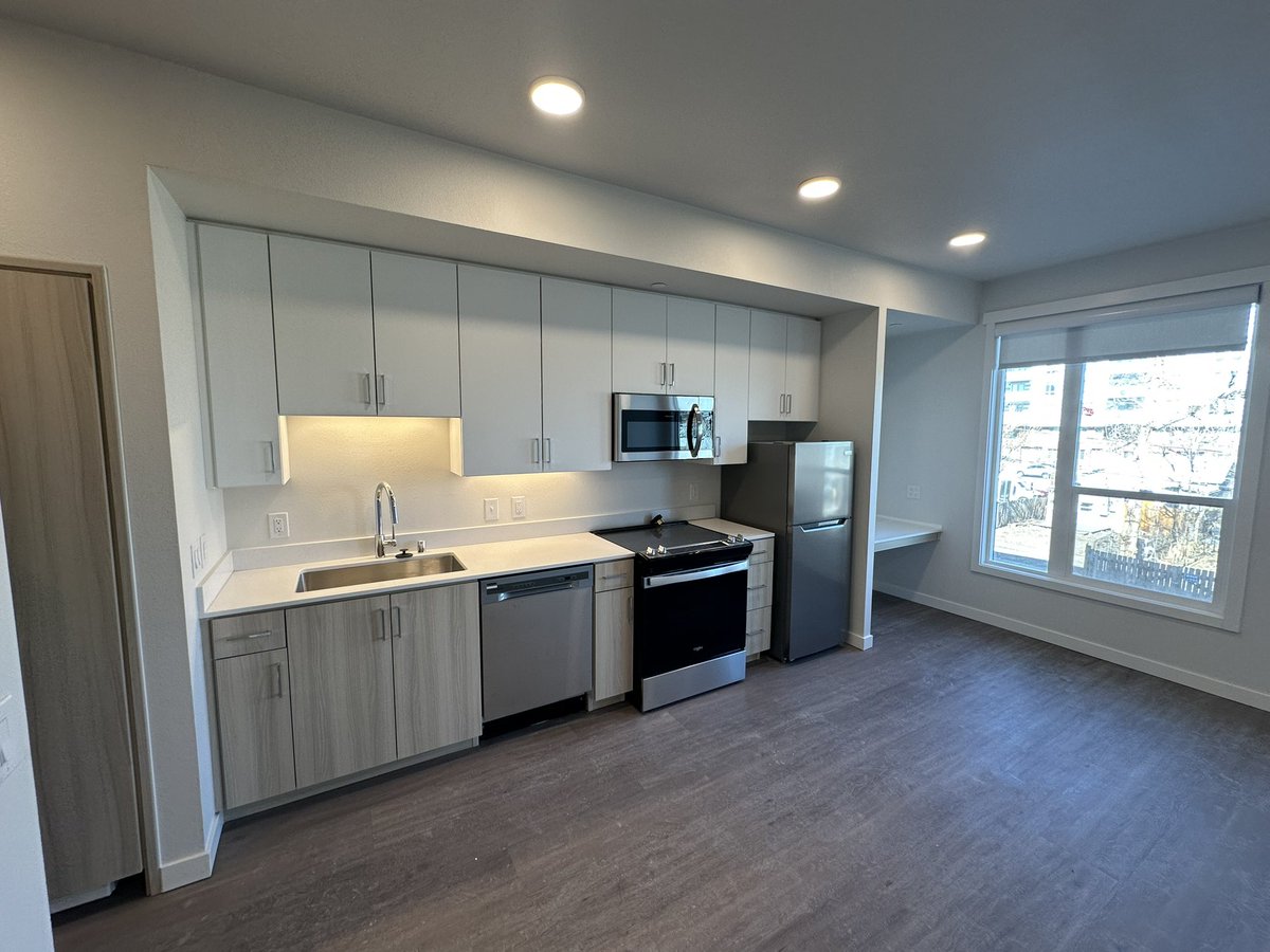 PEWilliams_'s tweet image. Touring a new modular apartment building in Denver. 77 units, 6 stories. The building went up in 7 days flat.