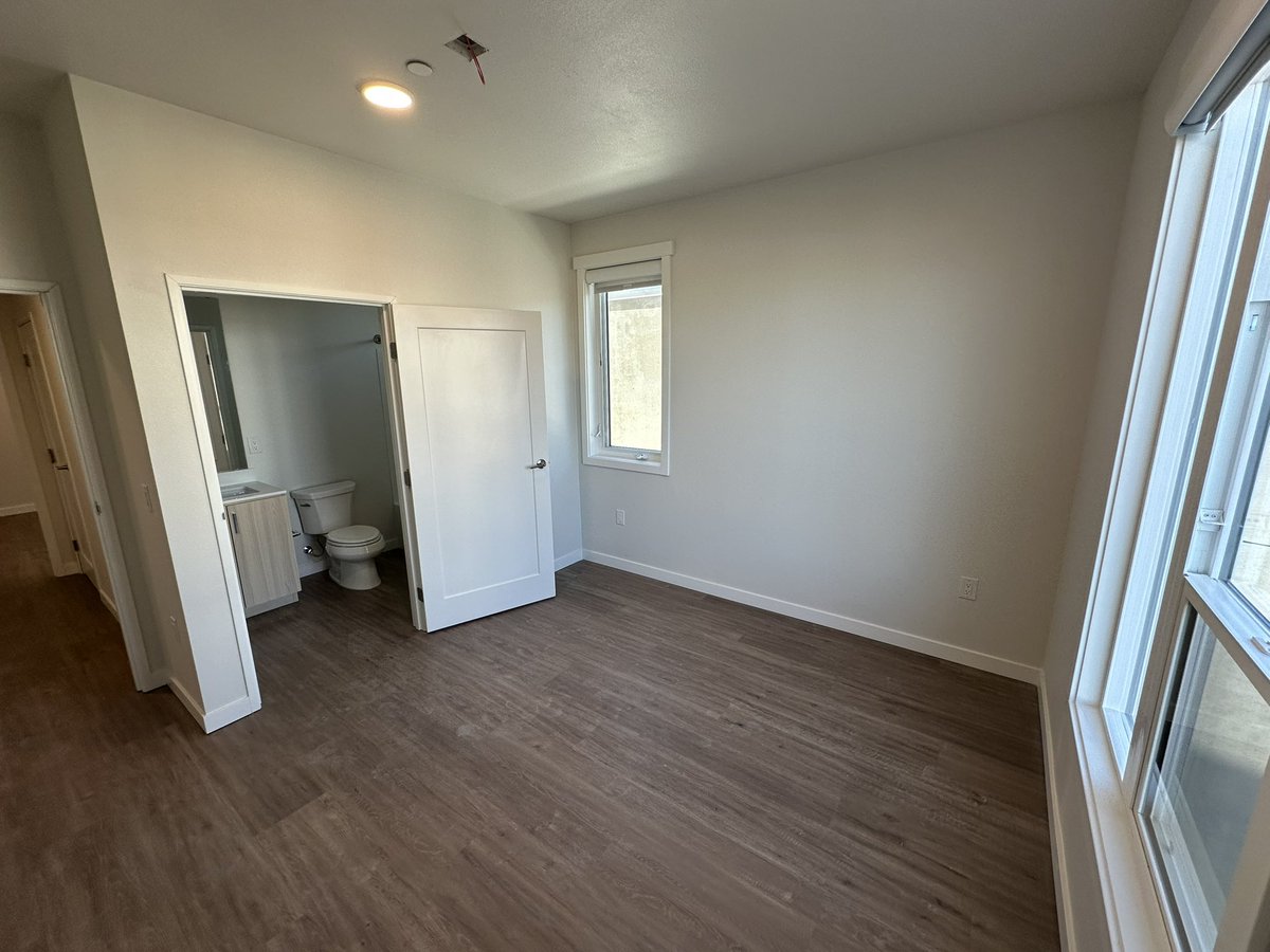 PEWilliams_'s tweet image. Touring a new modular apartment building in Denver. 77 units, 6 stories. The building went up in 7 days flat.