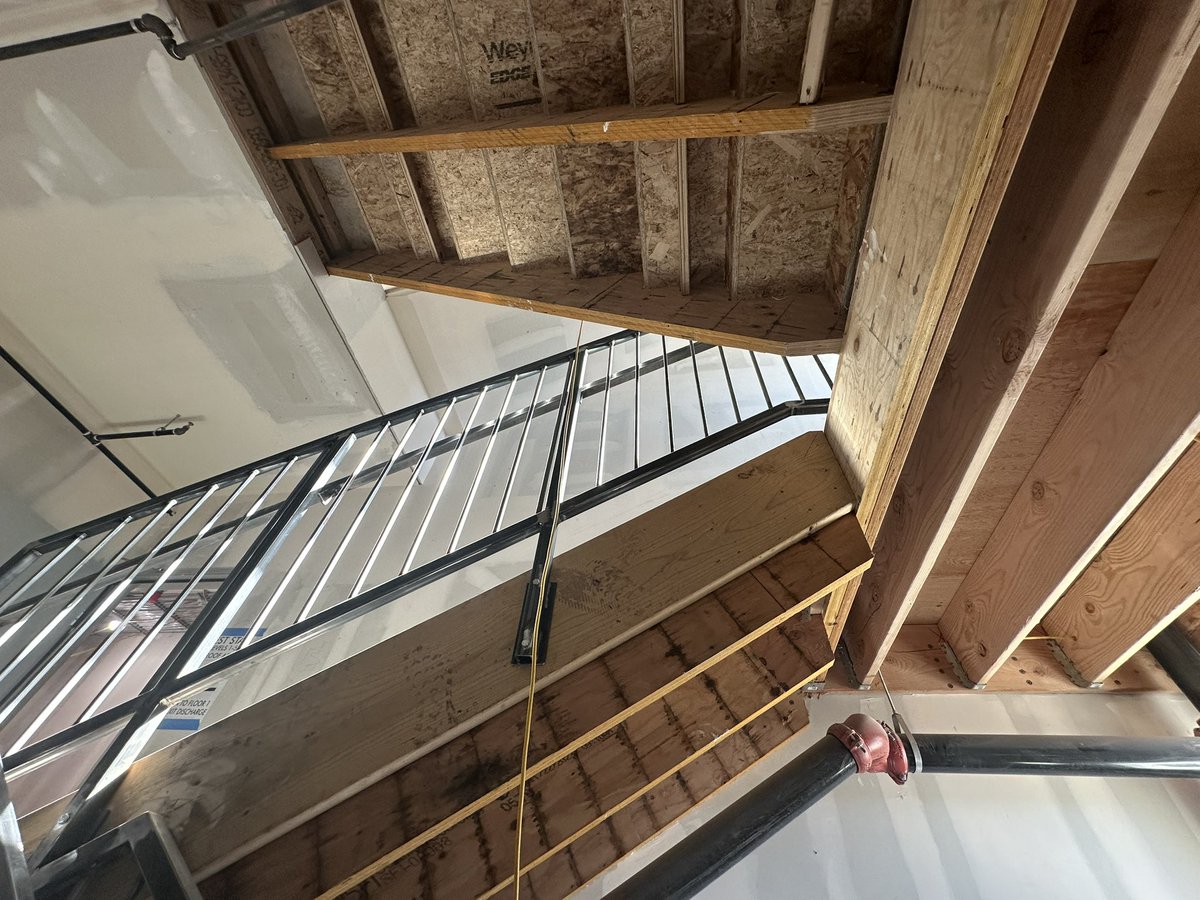 PEWilliams_'s tweet image. Touring a new modular apartment building in Denver. 77 units, 6 stories. The building went up in 7 days flat.