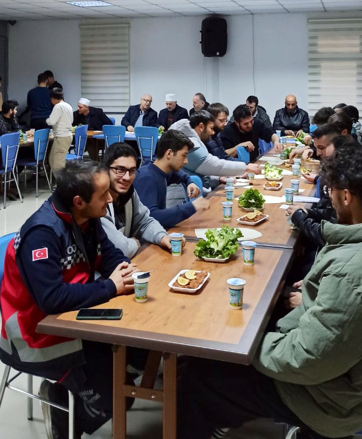 Gaziosmanpaşa Yurdumuzda, Ramazan Ayı’nın gelişi münasebetiyle gençlerimize Ramazan’ın maneviyatı üzerine keyifli bir sohbet gerçekleştirildi. Sohbetin ardından katılımcı gençlerimize çiğ köfte ikram ettik. #YurdumdaRamazan