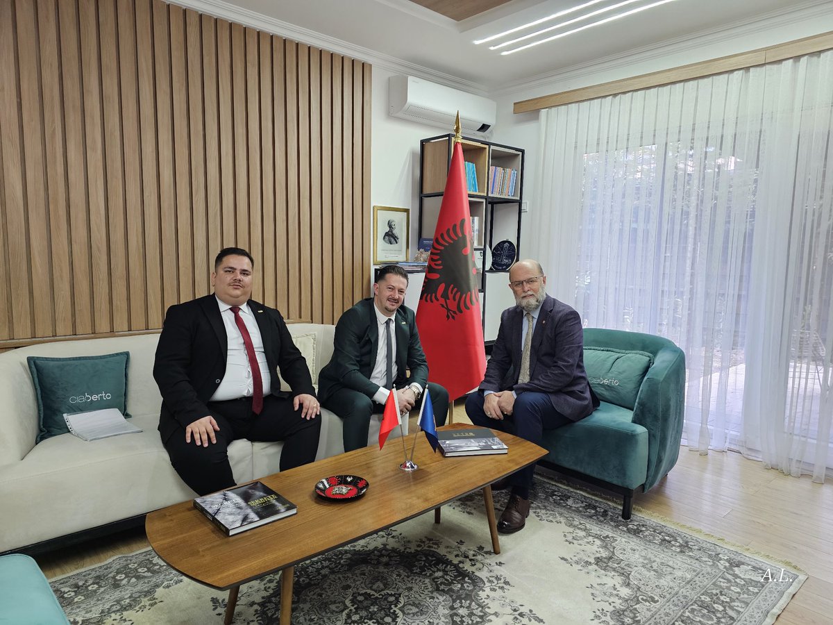 lala_avdi's tweet photo. Kosovë-Shqipëri, bashkëpunimi ekonomik po forcohet! 🇽🇰🤝🇦🇱

Vizitë zyrtare në Ambasadën e Shqipërisë në Kosovë me Ambasadorin SH.T. Petrit Malaj. Diskutuam për lehtësimin e tregtisë dhe mbështetjen e bizneseve. Koha për veprime konkrete! #Ekonomi #Bashkëpunim #Kosovë #Shqipëri https://t.co/I6DZaMkWrn