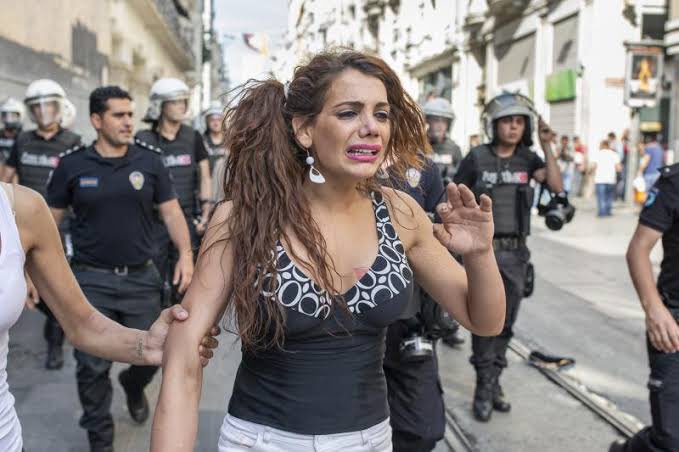 bisusucanmi's tweet image. TRANS INTIHARLARI VE CINAYETLERI POLITIKTIR
BU YASA UYGULANAMAZ
 #LGBTIQlarKriminalizeEdilemez