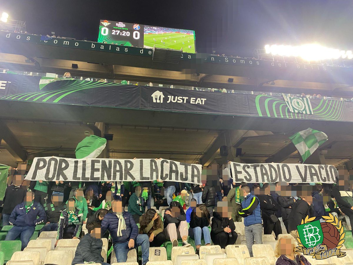 GolSur1907's tweet image. Se dijo en verano que se había aprendido del mayor error de la temporada pasada, justo un año más tarde, volvemos a repetirlo.

@RealBetis, aún estáis a tiempo de hacer del Villamarín un fortín.