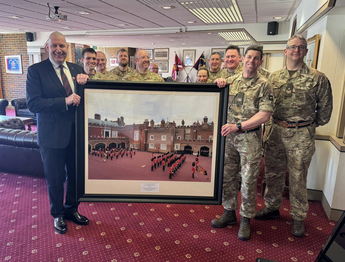 kev9348's tweet photo. It was an and a privilege for me to paint this and probably one of my personal favourite paintings!
A very big thank you to the GSM for commissioning this portrait of the @ColdstreamGds Band for them on their new posting to @RMASandhurst #ColdstreamGuardsBand #MilitaryPortrait https://t.co/5Q9w0p1H7D
