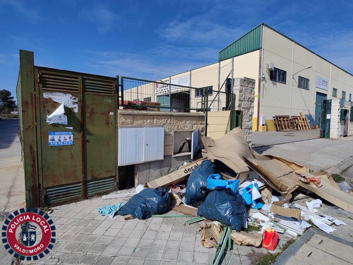 policiavaldmoro's tweet photo. 📆 #JuevesMañana
✍️ Procedemos a la denuncia de una persona por realizar vertidos en el polígono industrial #Valmor
Depositó en la vía un vertido de basuras y escombros.
#AsíNo😡
Por un #ValdemoroLimpio https://t.co/ZdTMrCM8Xs