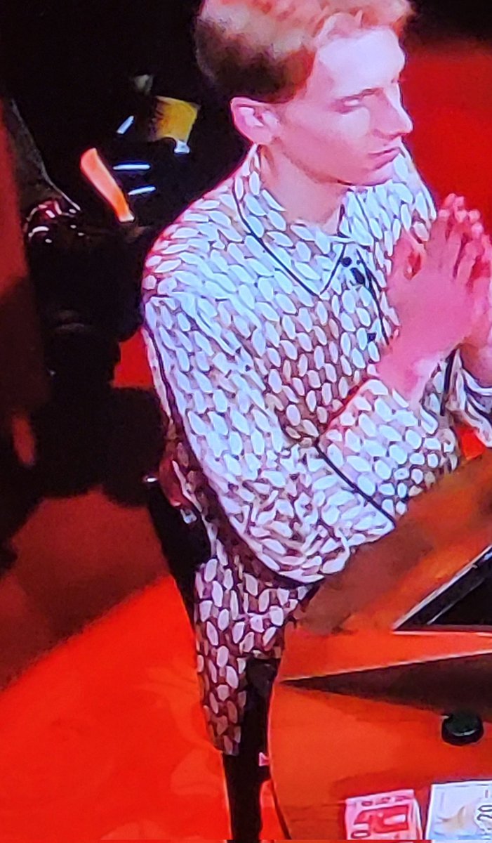 vdenh's tweet image. Pj van zn zusje aangetrokken
#speciaal

#mesoptafel