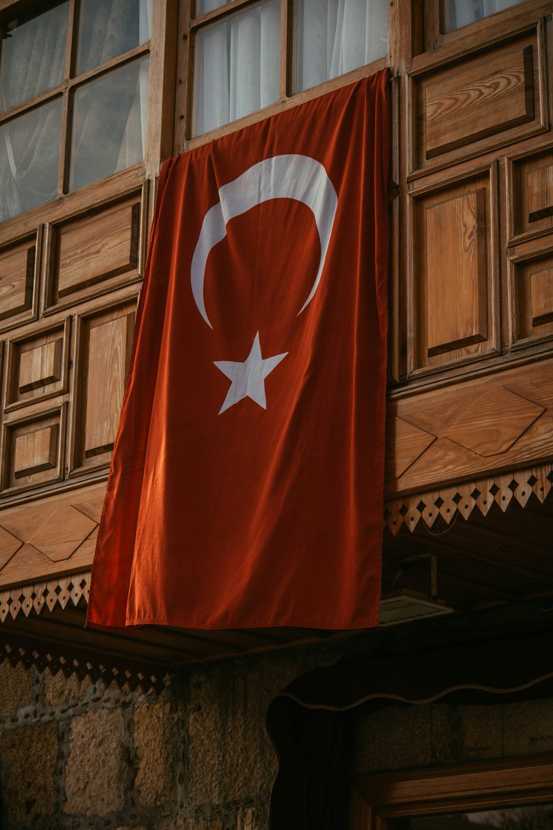 PaksoyAlp's tweet photo. “His yok, hareket yok, acı yok… Leş mi kesildin?
Hayret veriyorsun bana… Sen böyle değildin.
Karşında ziya yoksa, sağından ya solundan
Tek bir ışık olsun buluver… Kalma yolundan.
Âlemde ziya kalmasa, halk etmelisin, halk!
Ey elleri böğründe yatan, şaşkın adam, kalk!” https://t.co/3ZDP1eU84P