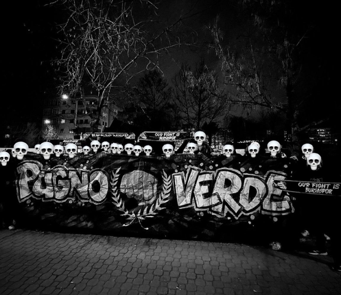 Abdullah Öcalan'ın açıklamasına tepki göstermek için sokağa inen Bursaspor taraftar grubu Pugno Verde: 

"Taraftar grubumuz emniyet tarafından aranıyor. Yarın öbür gün gözaltına alınacağız. Bizleri yalnız bırakmayın.
NE MUTLU TÜRK’üm DİYENE!"