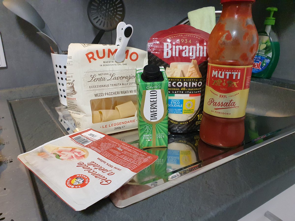 Kitarraman's tweet photo. Tonight’s dinner: Amatriciana. 🍝
No scale? No problem—everything’s done “a sentimento” (technical term for “to your heart’s content”).
Crispy guanciale, a splash of white wine, salsa, black pepper, pecorino, and just enough pasta water to bring it all together. https://t.co/h2XrrEg4k7