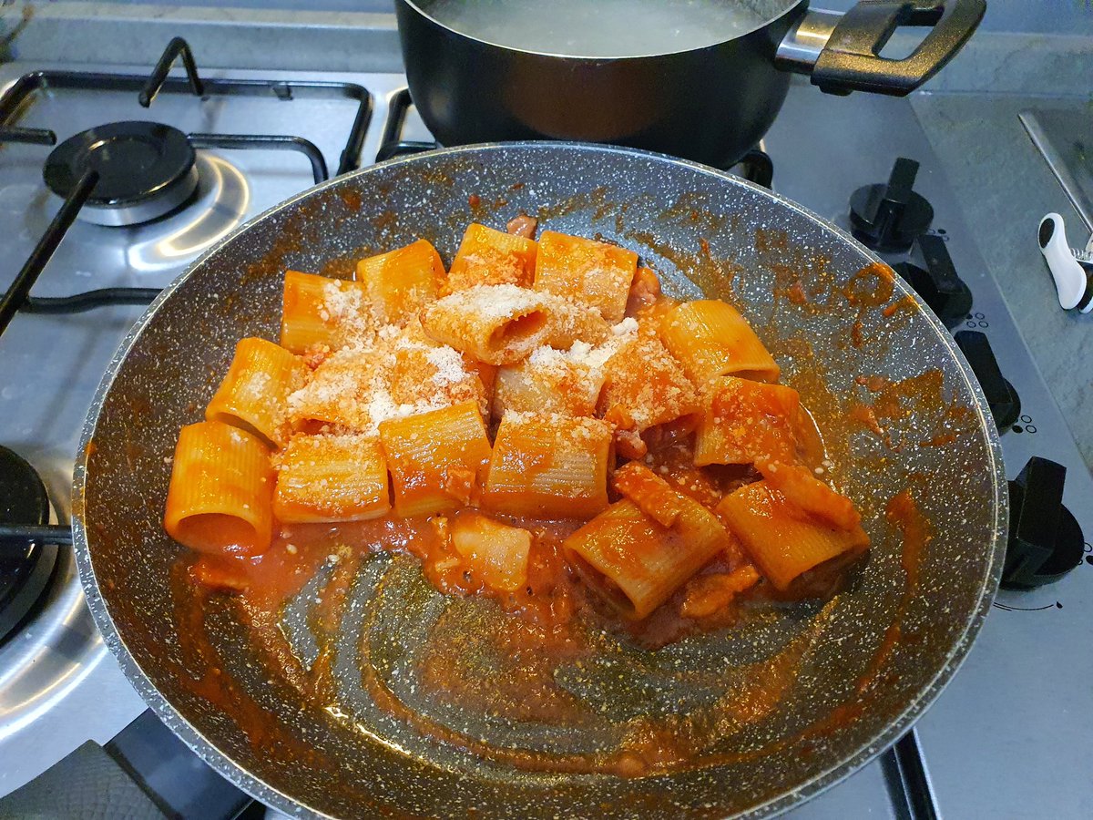Kitarraman's tweet photo. Tonight’s dinner: Amatriciana. 🍝
No scale? No problem—everything’s done “a sentimento” (technical term for “to your heart’s content”).
Crispy guanciale, a splash of white wine, salsa, black pepper, pecorino, and just enough pasta water to bring it all together. https://t.co/h2XrrEg4k7