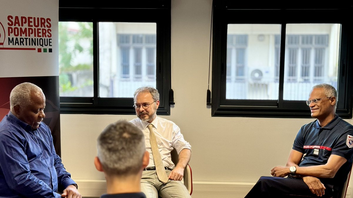 #Visite | Visite du nouveau Préfet de #Martinique, Etienne Desplanques à l'État-Major du SIS. 

L’occasion d’échanger sur la coordination des secours et le rôle essentiel du SIS Martinique sous l'autorité du Préfet pour l’opérationnel et du PCASIS pour la gestion.