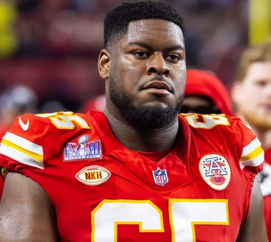 DataNFL_'s tweet image. Os Chiefs vão colocar a franchise tag no OG Trey Smith 

O plano é trabalhar em um acordo de longo prazo com o jogador, mas a tag impede que ele saia para outras equipes

Um dos principais agente livres agora está fora do mercado. F para os Bears e os Patriots 

🗞️@RapSheet