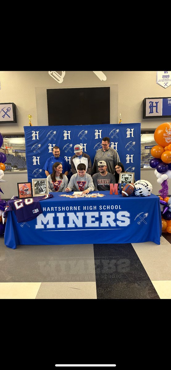 Signed, sealed, and delivered. Valley will roll! #AGTG 
<a href="/MovalFootball/">MVC_Football</a> 
@gavin_luke_ 
<a href="/BillWilliams_11/">Bill Williams</a>