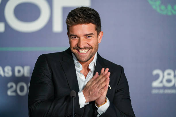 #Info <a href="/pabloalboran/">Pablo Alborán</a> hace unos minuots atendiendo a los medios desde el acto de recepción y firmas en el Libro de Honor, desde el Palacio de San Telmo de Sevilla, como galardonado de la Medalla de Andalucía de las Artes.

Mañana será la ceremonia de entrega🏅 y 🎤 el himno andaluz