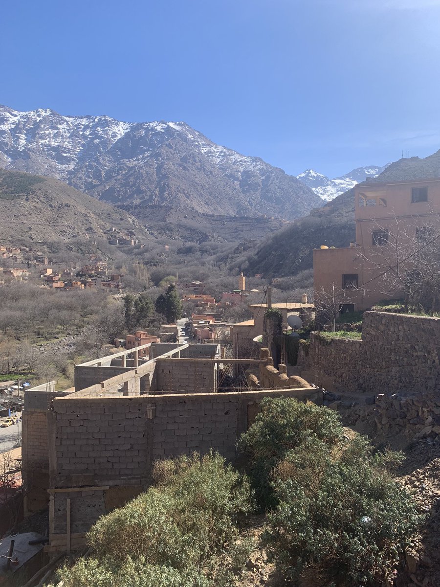 Dal yn cael amser braf yn Morocco. Trip I fynyddoedd Atlas, a gweld co-op Merched yn cynhyrchu oil argan, ond ymlacio fel arall.

Still having a great time in Morocco. 
Basically relaxing but also had a trip to the Atlas Mountains and visited a women’s co-op producing argan oil.