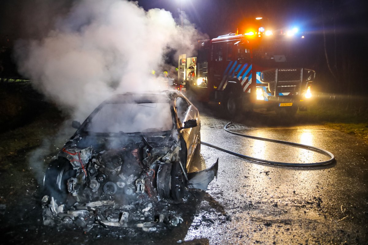 Auto volledig in brand op de Woudweg in Apeldoorn