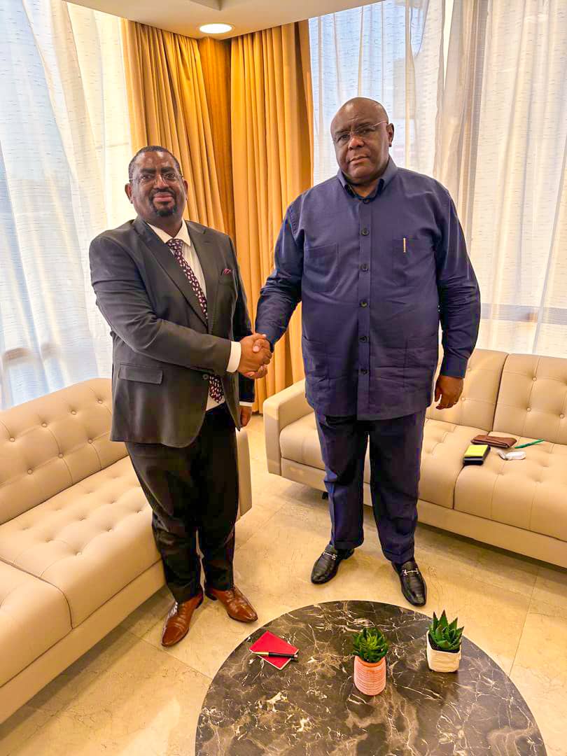 Balozi wa Tanzania Nchini DRC Mhe Said J. Mshana, amekutana na kuzungumza na Naibu Waziri Mkuu ambaye pia ni Waziri wa Uchukuzi  Mhe Jean- Pierre Bemba  ofisini kwake Kinshasa. 
Pamoja na mambo mengine, Viongozi hao wamezungumza juu ya kuimarisha ushirikiano ktk Sekta ya Uchukuzi